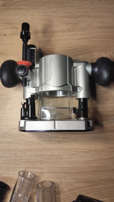 Frezarka Makita bezszczotkowa, komplet, ładowarka,bateria + dodatki