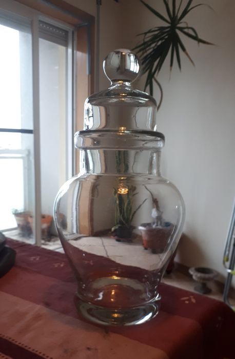 Tenho para venda um Jarrão em vidro ótimo para decoração