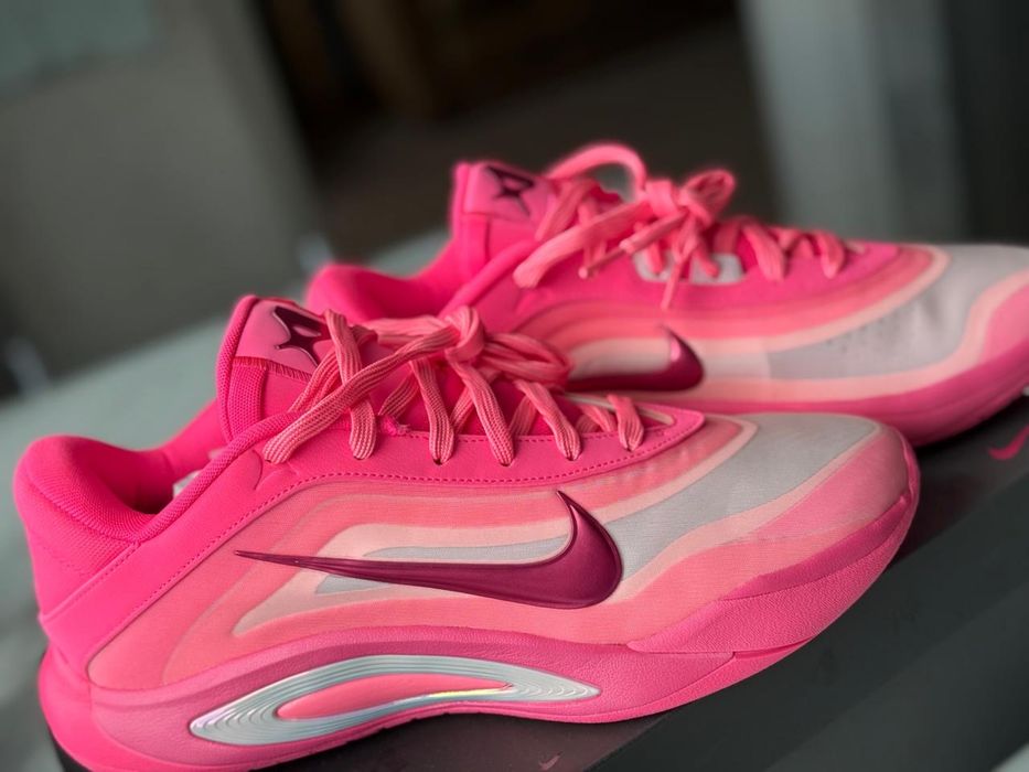 Рожеві кросовки Nike