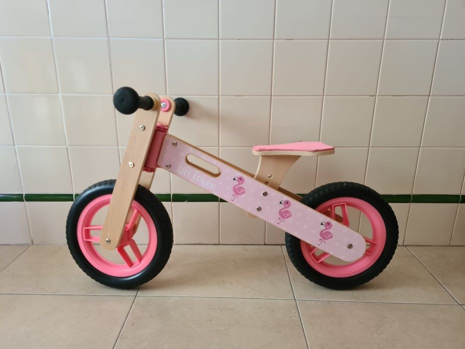 Trotinete, bicicleta e motinha de apoio