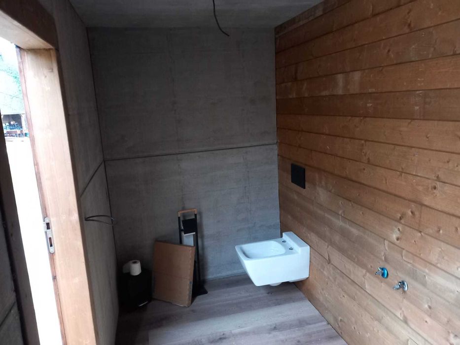 Casa de Madeira com arrumos e WC