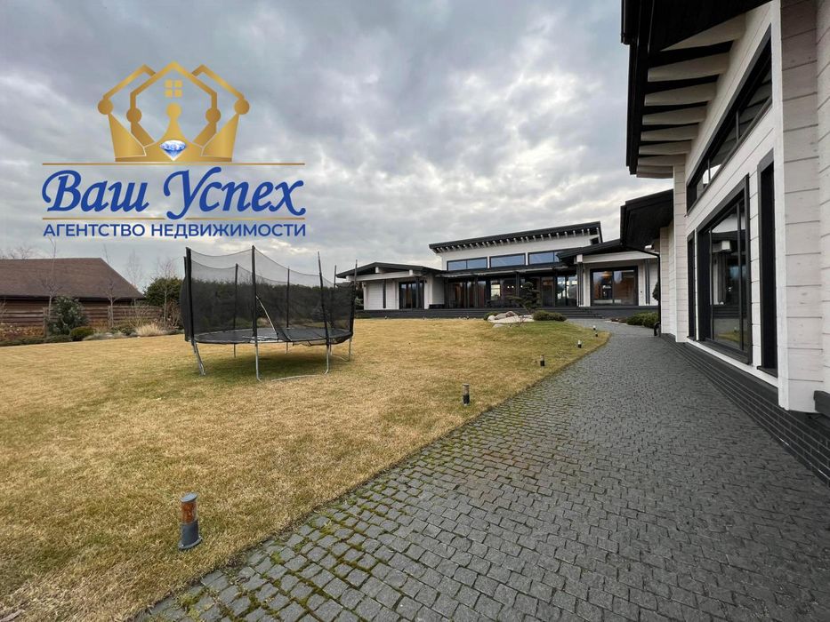 Продажа современного дома в городке с выходом на озеро.