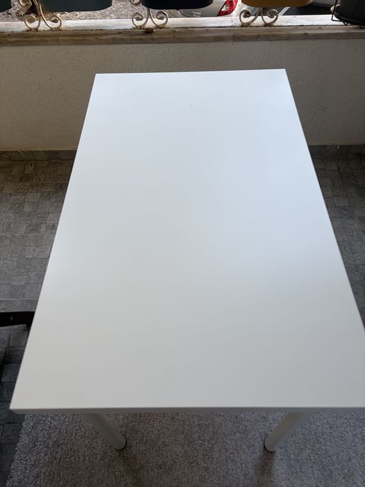 Mesa com pés ajustáveis