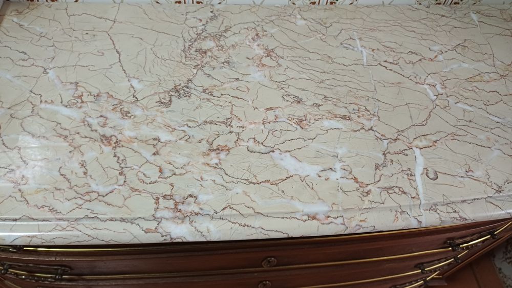 Móvel antigo com base de pedra com dourados e folheado a nogueira