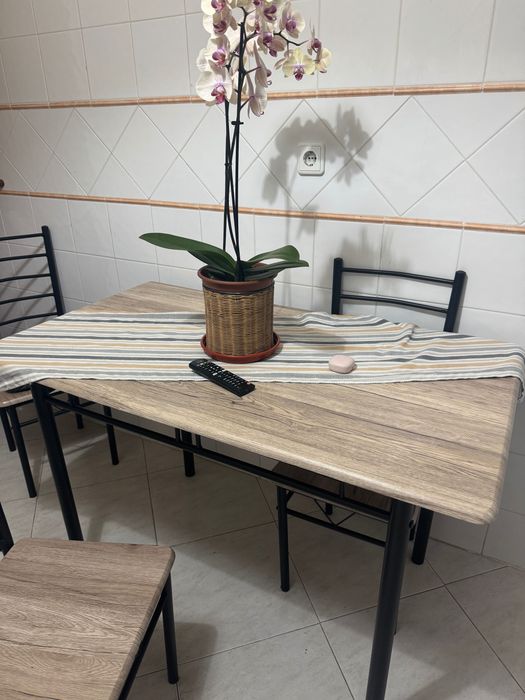 Mesa de cozinha com 4 cadeiras