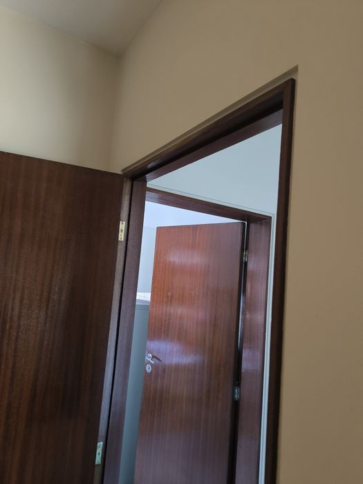 Porta de madeira escura