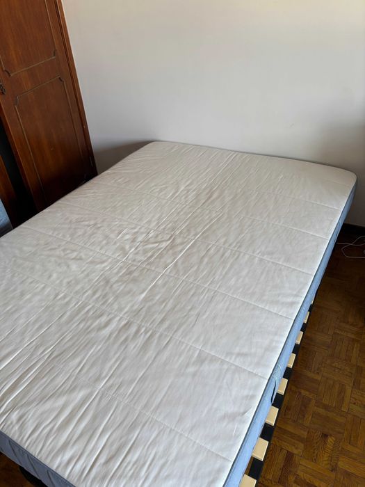 Estrado e colchão IKEA