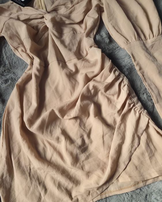 Sukienka beżowa marszczona mini bufki nude glamour