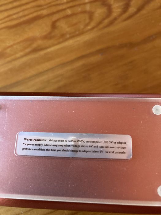 3 Colunas de som com publicidade