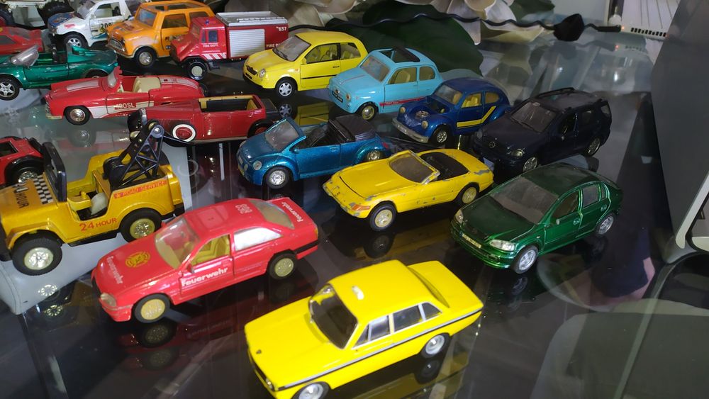 Carros miniaturas de várias marcas