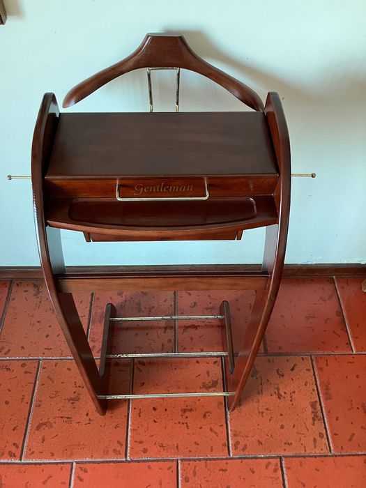 Sapateira com gavetas e aro próprio para guardar roupa e sapatos