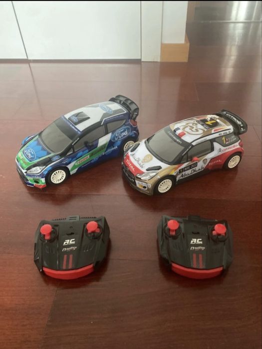 Dois carros telecomandados