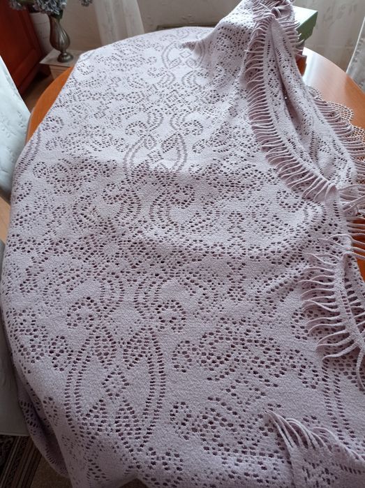 Śliczny, ażurowy koc dla dziecka Zara Kids w jadnofioletowym kolorze