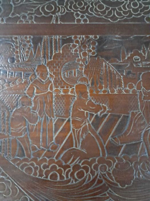 Arca de madeira trabalhada(relevo) principio dos anos 80 como nova