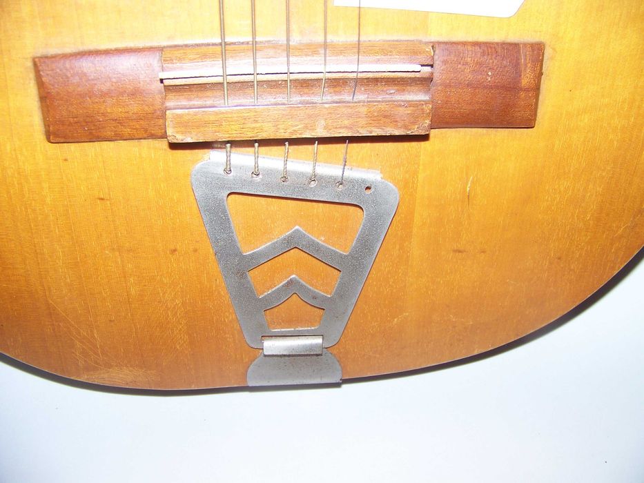 guitarra de caixa com cordas metálicas com defeitos