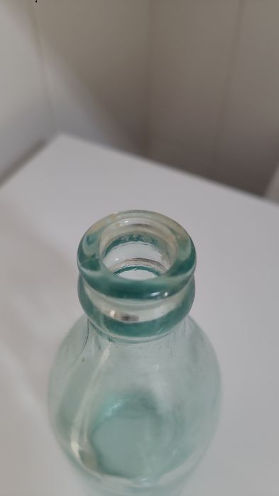 Garrafa gravada em alto relevo na base (FRUTALIA)