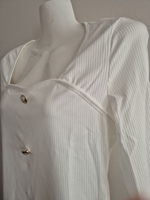 Blusa branca canelada com botões dourados Shein

Blusa com elastano e