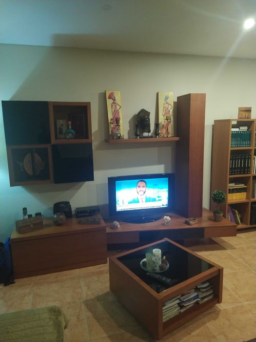 Estante completa moderna com mesa e sofa