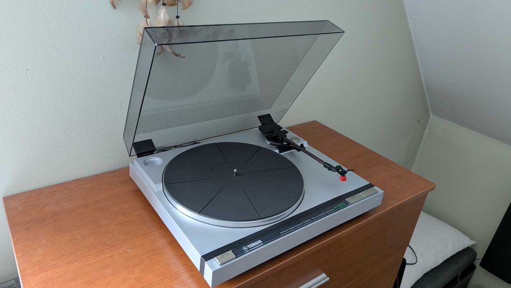 półautomatyczny gramofon Yamaha P-200