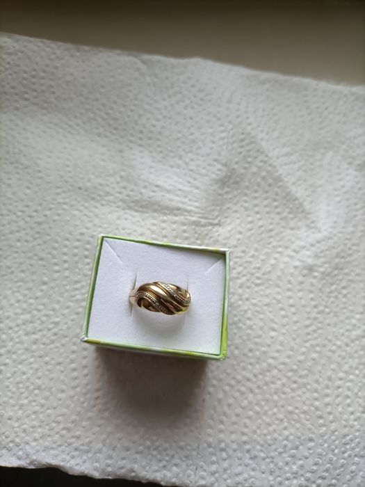 Pierścionek złoty z diamentami