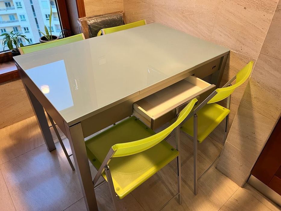 Mesa expansível de Alumínio com tampo em Vidro + cadeiras