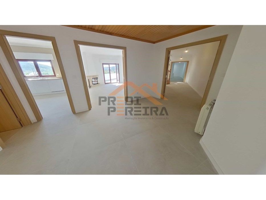 Apartamento T3 duplex remodelado, com box, situado em Casal de Cambra.