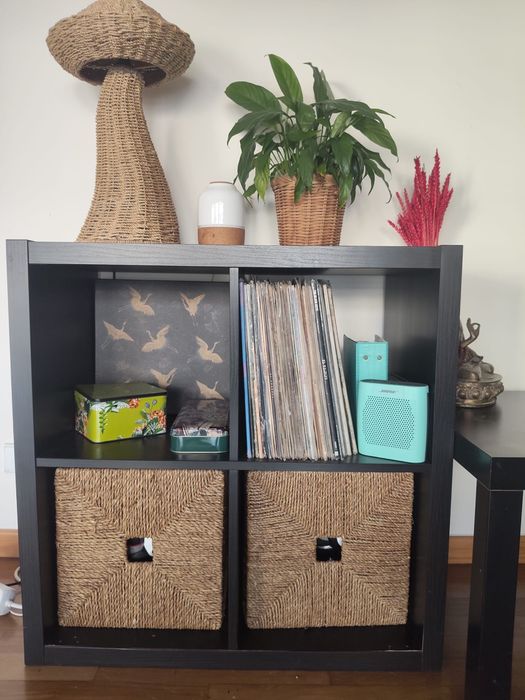 Estante IKEA KALLAX 2x2 com cestos - 77x77 cm