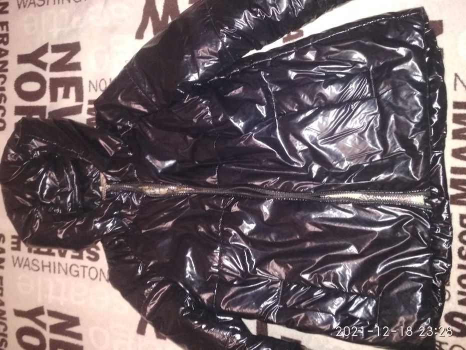 Глянцевая чёрная куртка