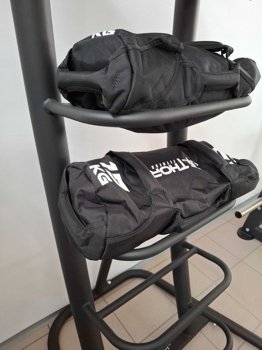 Stojak na sandbag, powerbag i piłki lekarskie
