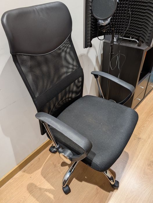 Cadeira de Escritório Ergonomica Staples em Rede e Pele (Preta) -  Staples Ergonomic Mesh & Faux Leather Office Chair (Black)