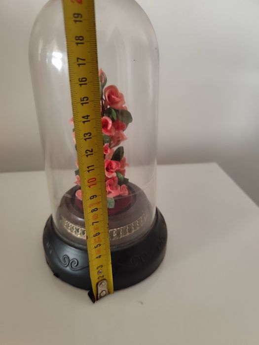 Conjunto de artigos em porcelana, bronze e biscuit.