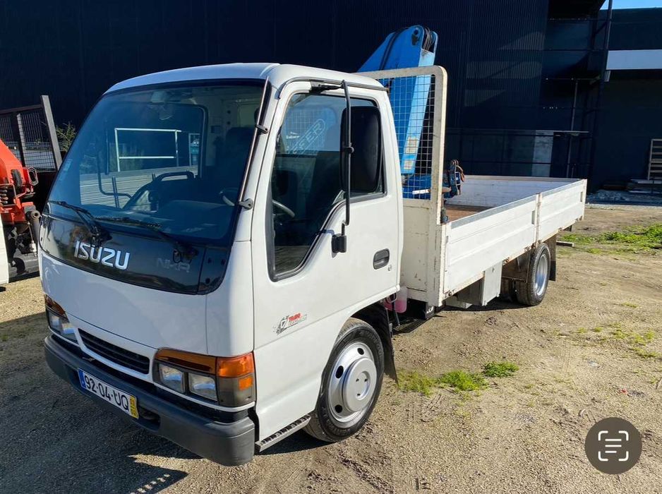 Carrinha Isuzu NKR com grua