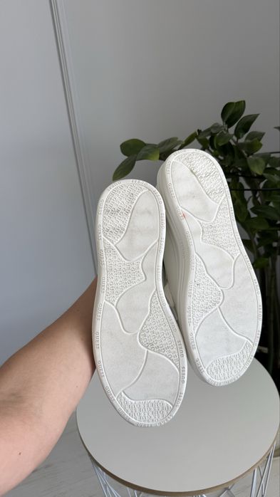 Продам обувь кеды Guess белые