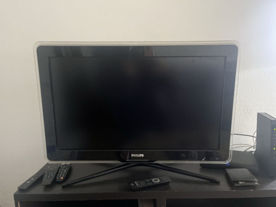 TV Philips - falta o cabo para ligar à electricidade.