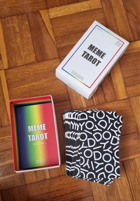 Meme tarot com cartas e manual