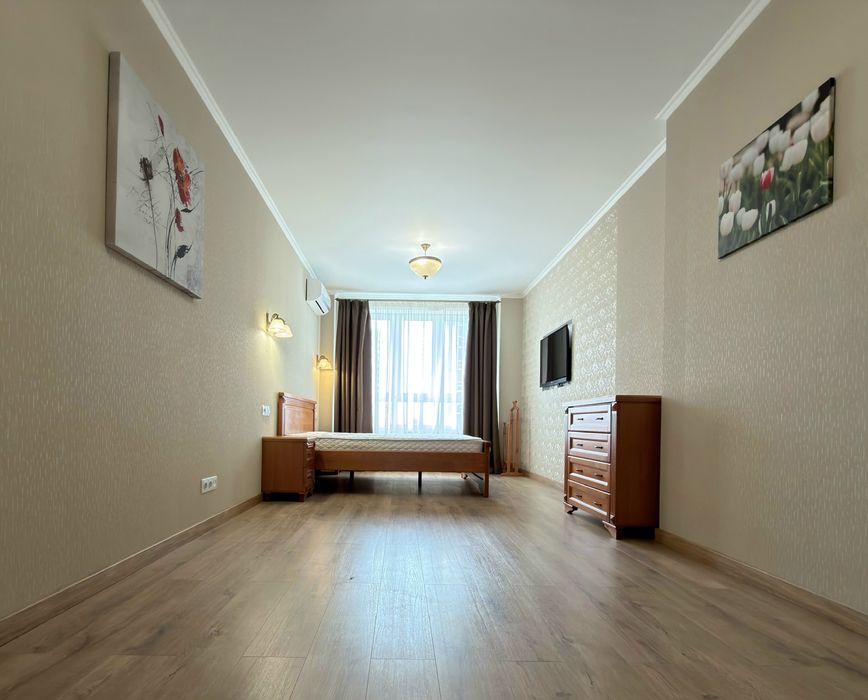 Глушкова 9в, біля Виставкового центру, 1 кімнатна 54м2, є генератор