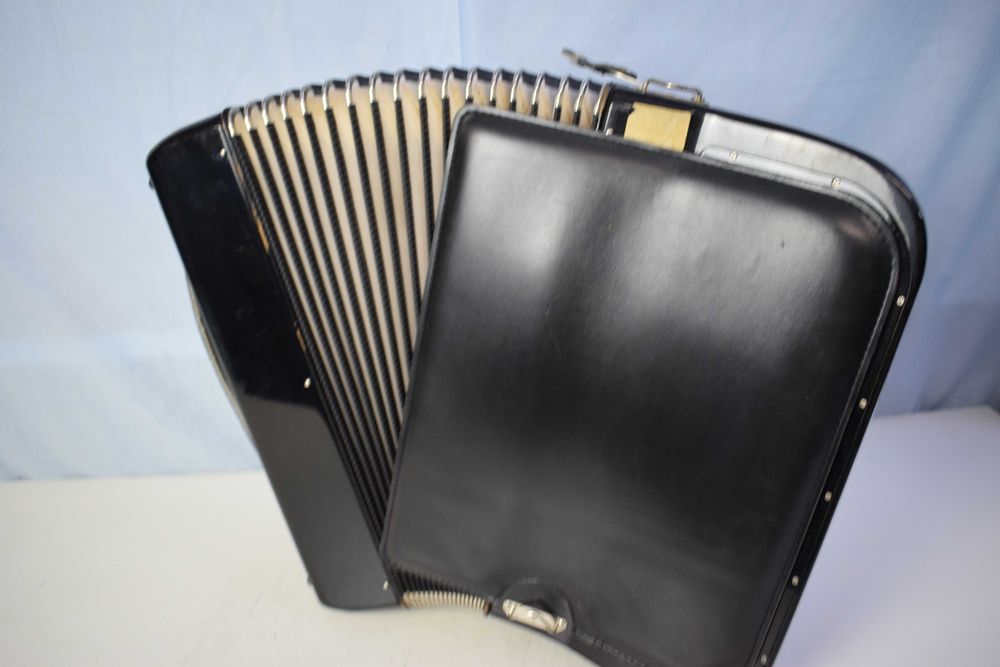 Acordeao Hohner III S. N 217
