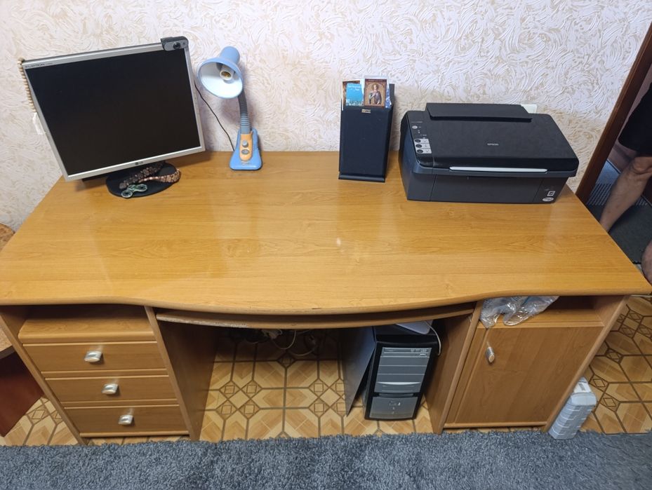 Продам компьютерный стол