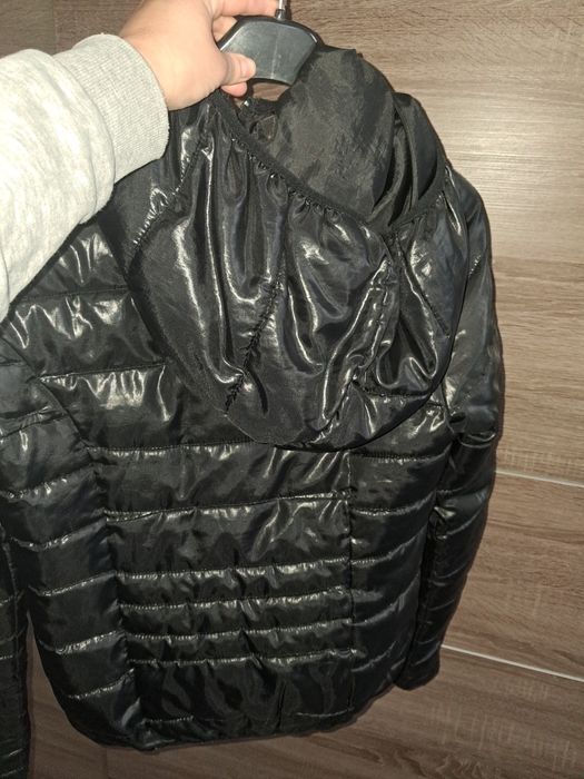 Czarna kurtka pikowana Sinsay z kapturem