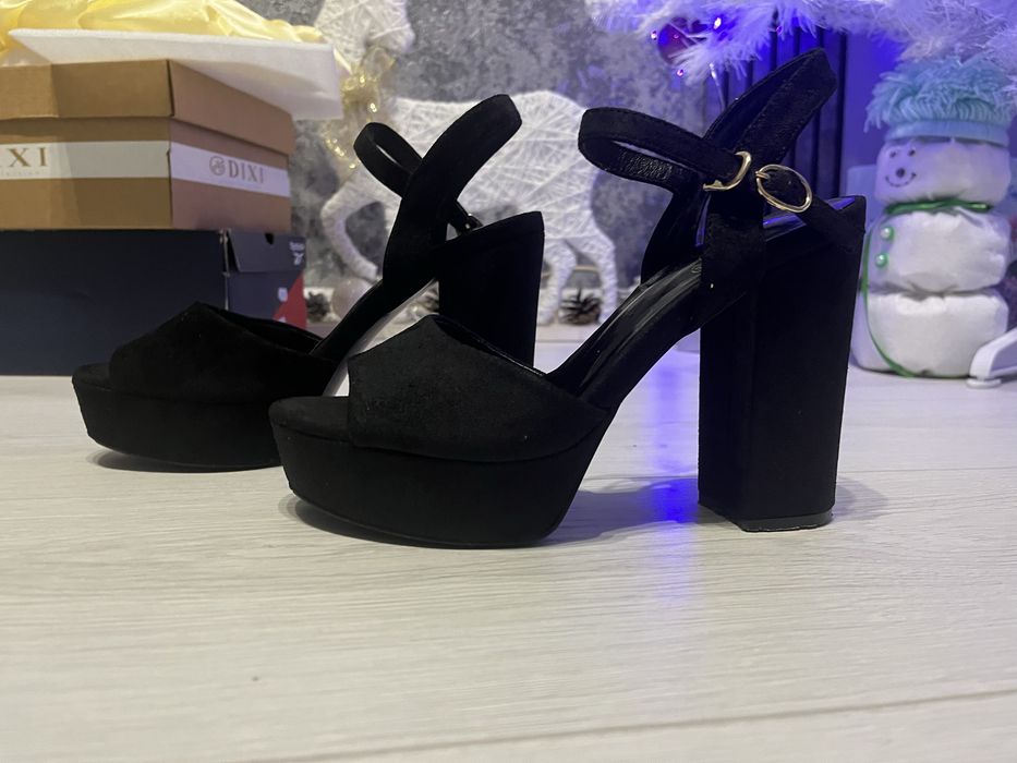 Чорні босоніжки на каблуку, 39р