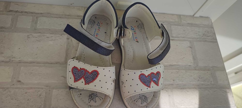 Босоніжки для дівчинки 6-7 років, розмір 28, устілка 17,5 см.