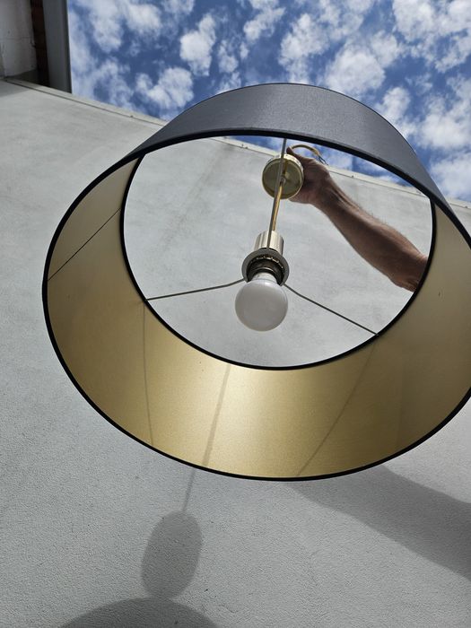 Candeeiro em abajure preto com interior dourado