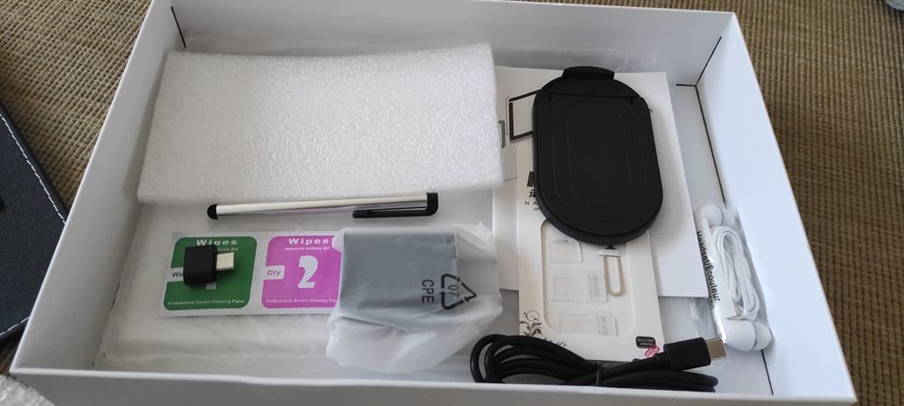 Tablet novo, com duas capas, teclado e vários acessórios
