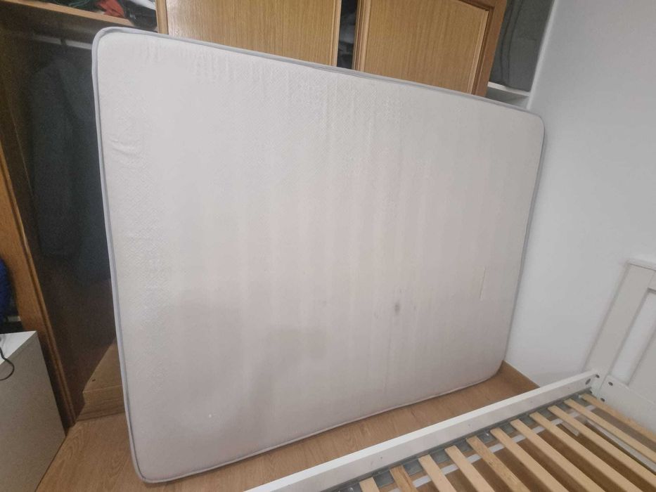 Cama de casal com colchão e estrado incluído