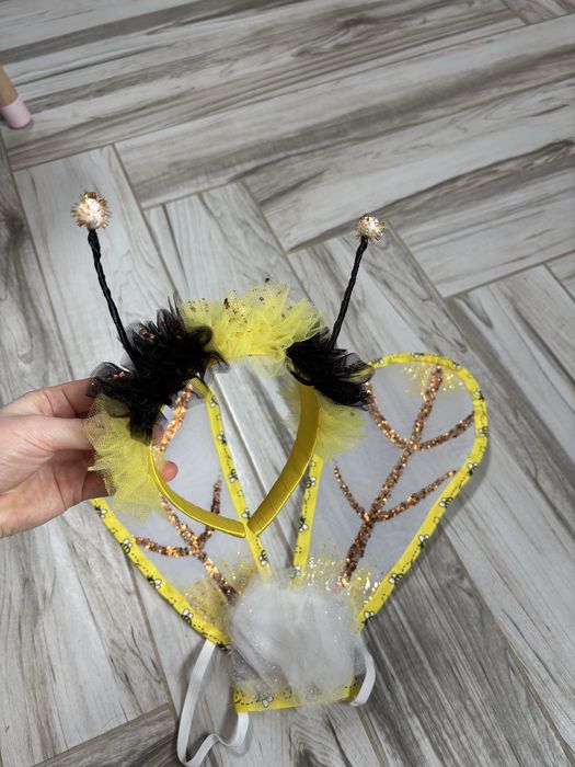 Крила та обруч бджілки