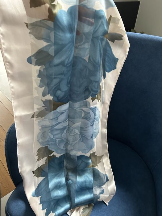 Szal błyszczący kwiatowy motyw