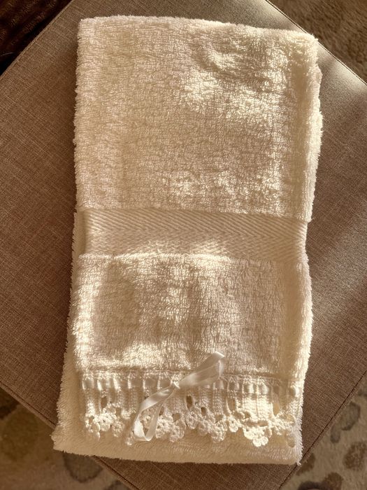 Toalha de rosto branca com crochet