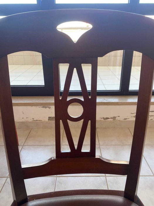 Conjunto de Cadeiras Madeira e Estofo Pele