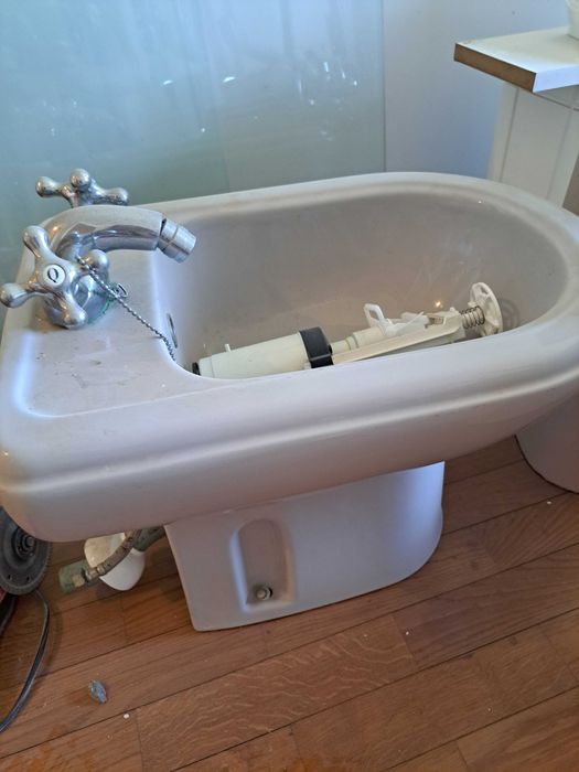 Móvel WC C/ Tampo granito + Sanita e Bidê (Como Novo) À melhor Oferta