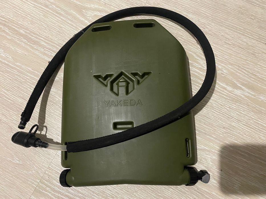 Тактичний гідратор оливи в плитоноску